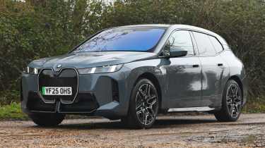 BMW iX спереди